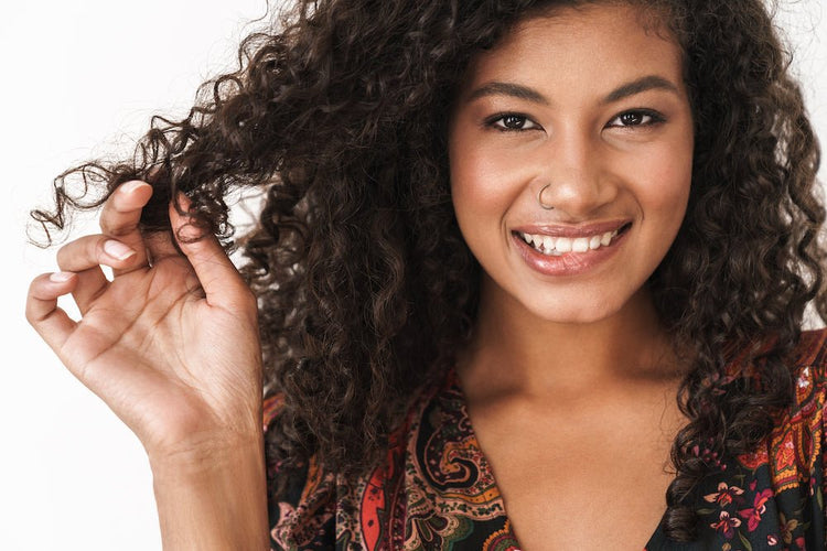 Cheveux ondulés à bouclés