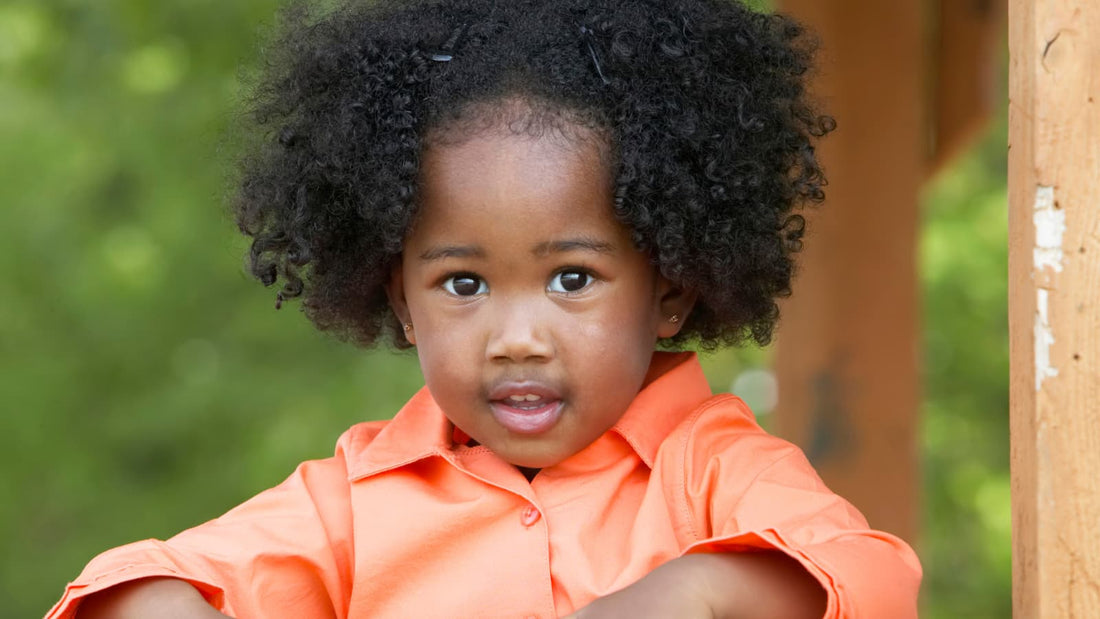5 astuces pour prévenir les frisottis des cheveux bouclés de votre enfant - Ethnilink