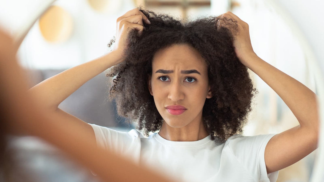 Chute des cheveux frisés : Comprendre les facteurs qui peuvent en être responsables - Ethnilink