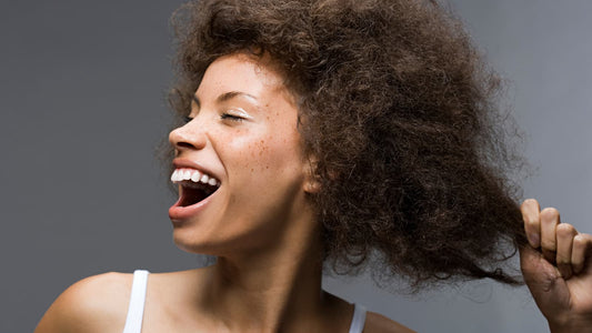 Des conseils pratiques pour hydrater et nourrir vos cheveux crépus en profondeur