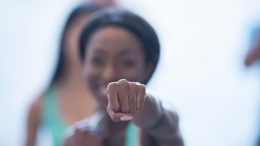 Éclat et Uniformité : Comment Traiter les Taches sur les Mains des Peaux Mates à Noires - Ethnilink