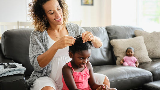 Les erreurs à éviter lors du coiffage des cheveux frisés de votre petite fille - Ethnilink