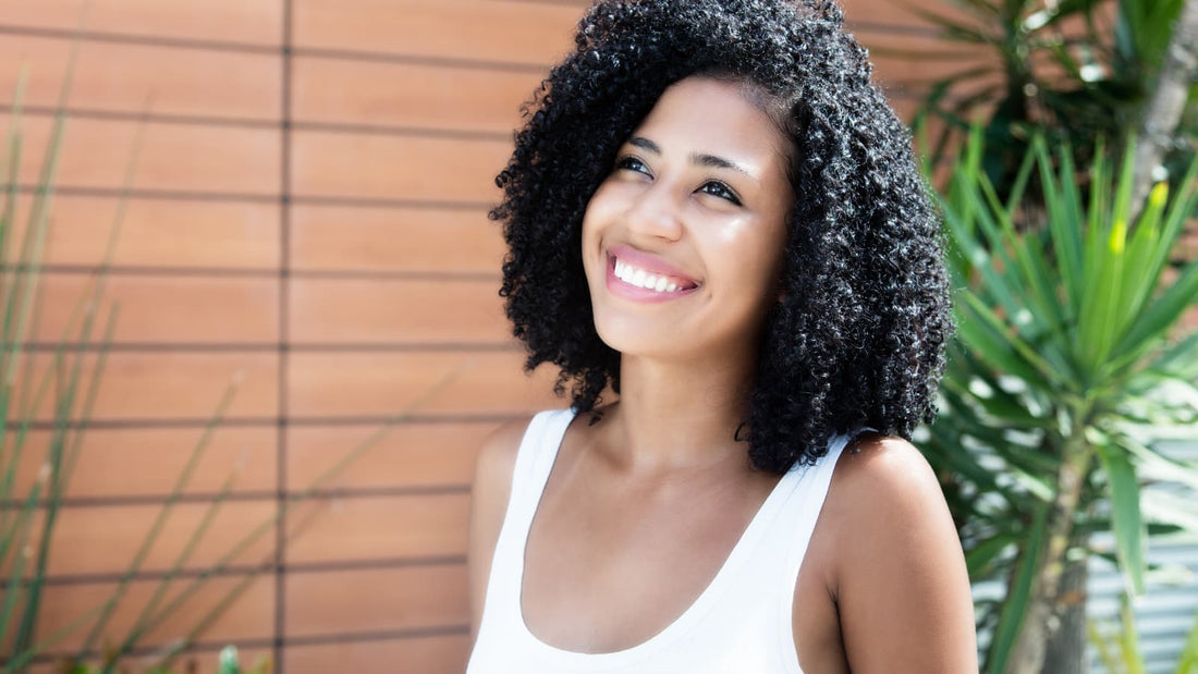 Protéger vos cheveux bouclés du soleil à la plage : astuces pour éviter qu'ils ne deviennent secs - Ethnilink