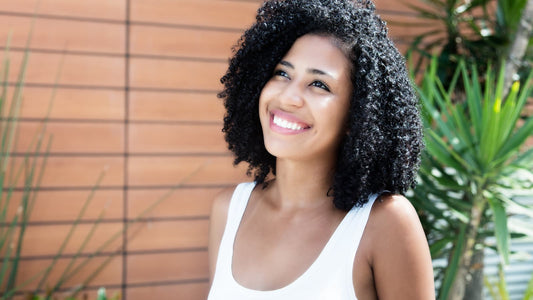 Protéger vos cheveux bouclés du soleil à la plage : astuces pour éviter qu'ils ne deviennent secs - Ethnilink